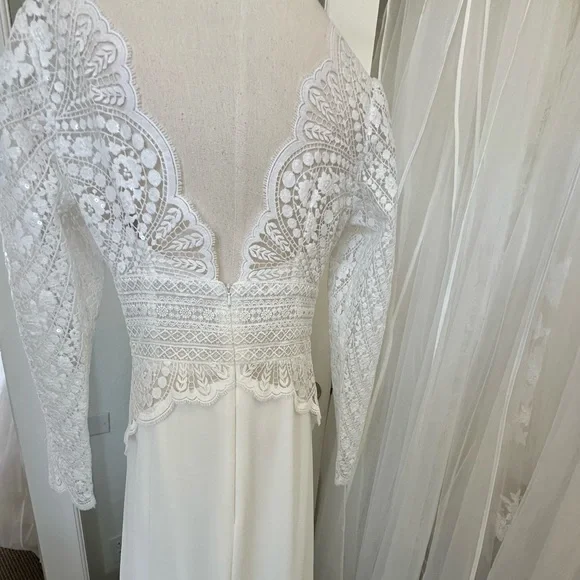 Elegant Lace ivory Dress bodice with ivory chiffon skirt.
Size 14. P739 - Picture 4 of 6